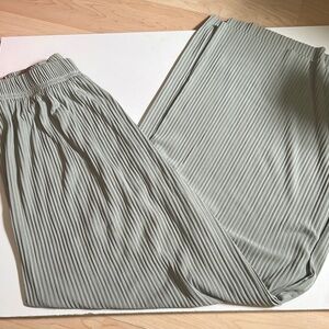 Women’s pleated light green pants
